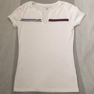 TOMMY split neck tee